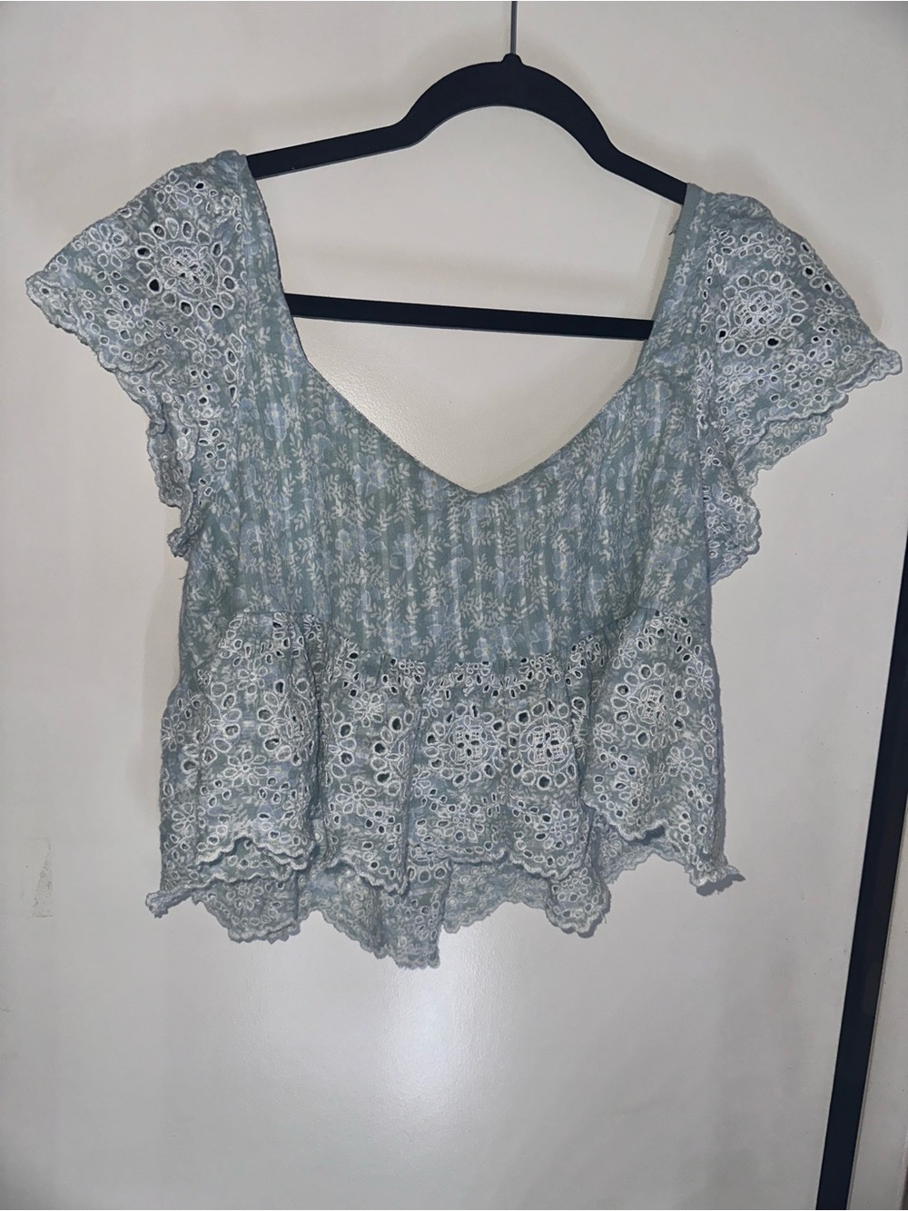 American Eagle Lace-Trim Floral Crop - Picture 2 of 7